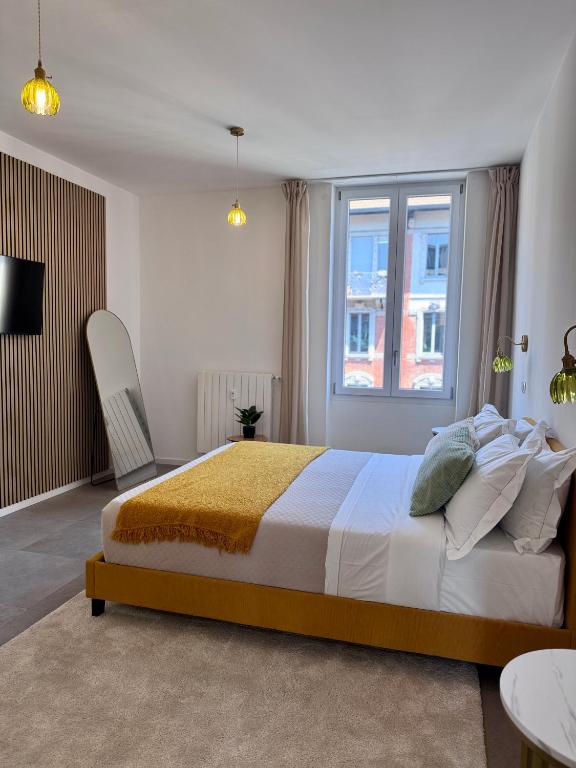 Charming 2 Bed room apartment with private Baths in City Center - 1