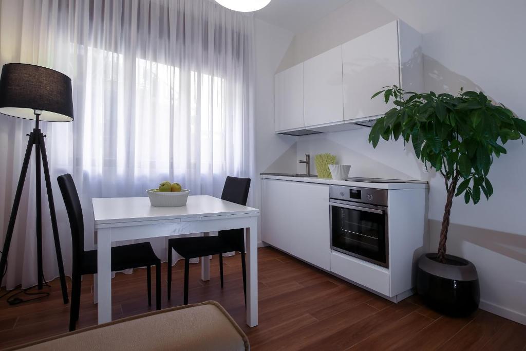 Kitchen, Starhost - GOLDEN APARTMENTS in Salerno