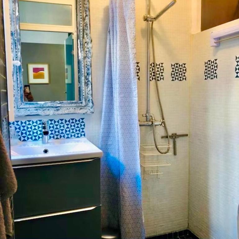 Charming little apartment place des Vosges Le Marais Paris - 4