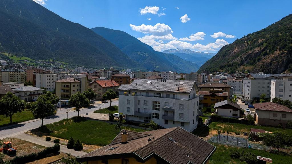 Apartment Above the Rooftops - Mountain Panorama - 5