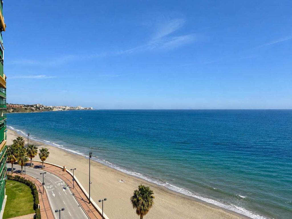 Beachfront 2 Bed Balcony & Sea Views - 4
