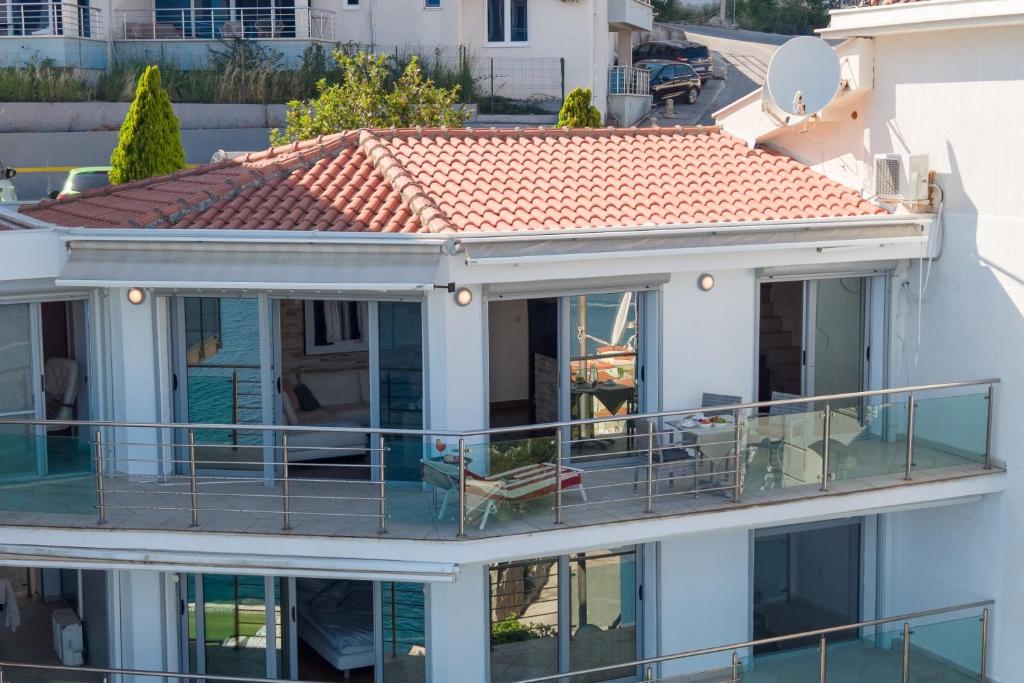 Infinity Sea View Apartment - 4