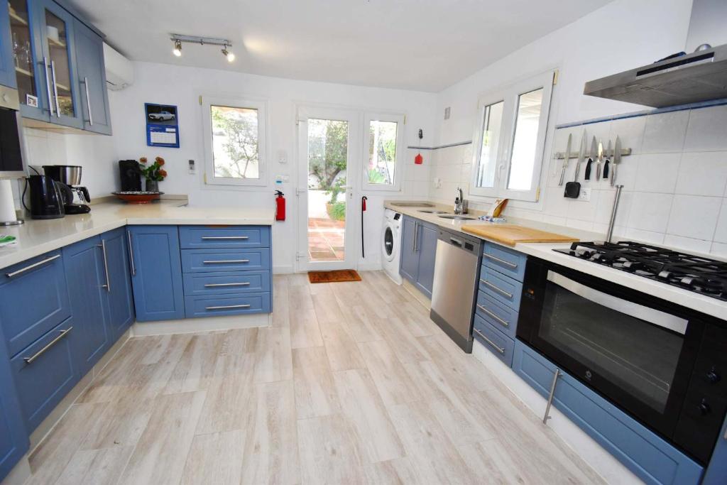Spacious Family Villa & Studio Pool Walk to Beach - 4