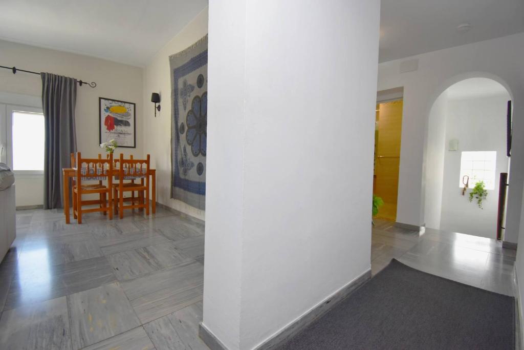 Spacious Family Villa & Studio Pool Walk to Beach - 5