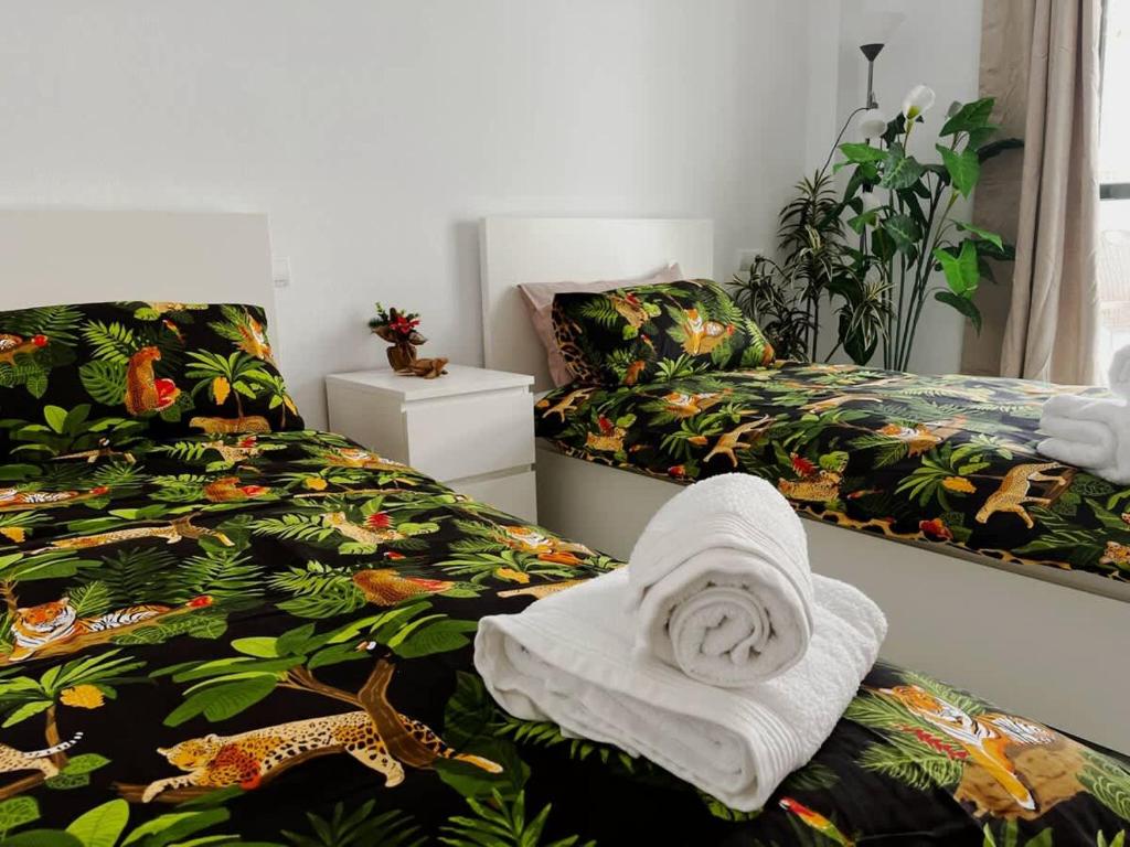 2 Bed Apartment Huge Terrace & Pool - 4