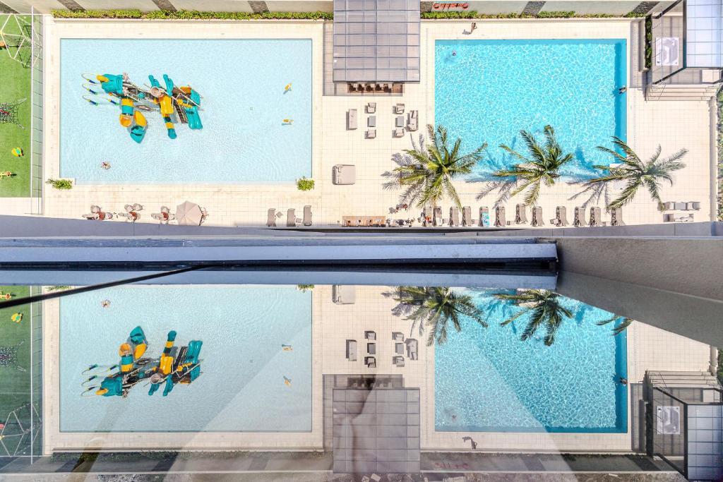Amplia Suite Moderna con balcón cerca al mar - 1