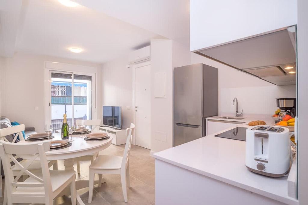 Modern 2BR Apartment Walk to Beach & Old Town - 1