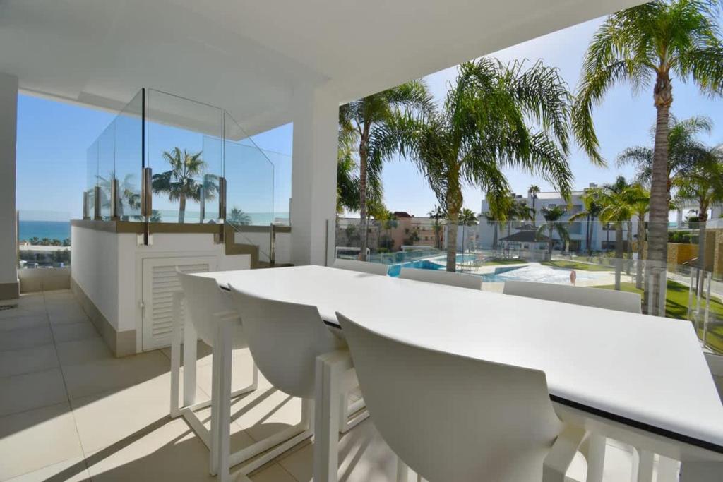 Luxury 2-Bed Plunge Pool & Sea Views - 4