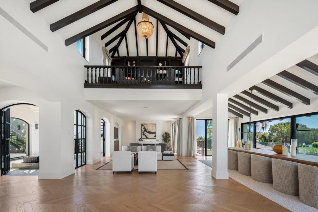 Luxury Villa, Gym, Sea Views & private pool - 4