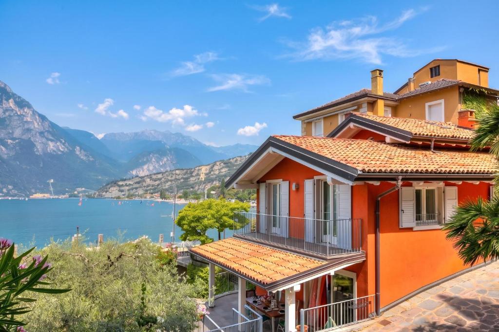 Villa Il Paradiso Di Gabri: Lake-View Villa with Garden - Happy Rentals - 2