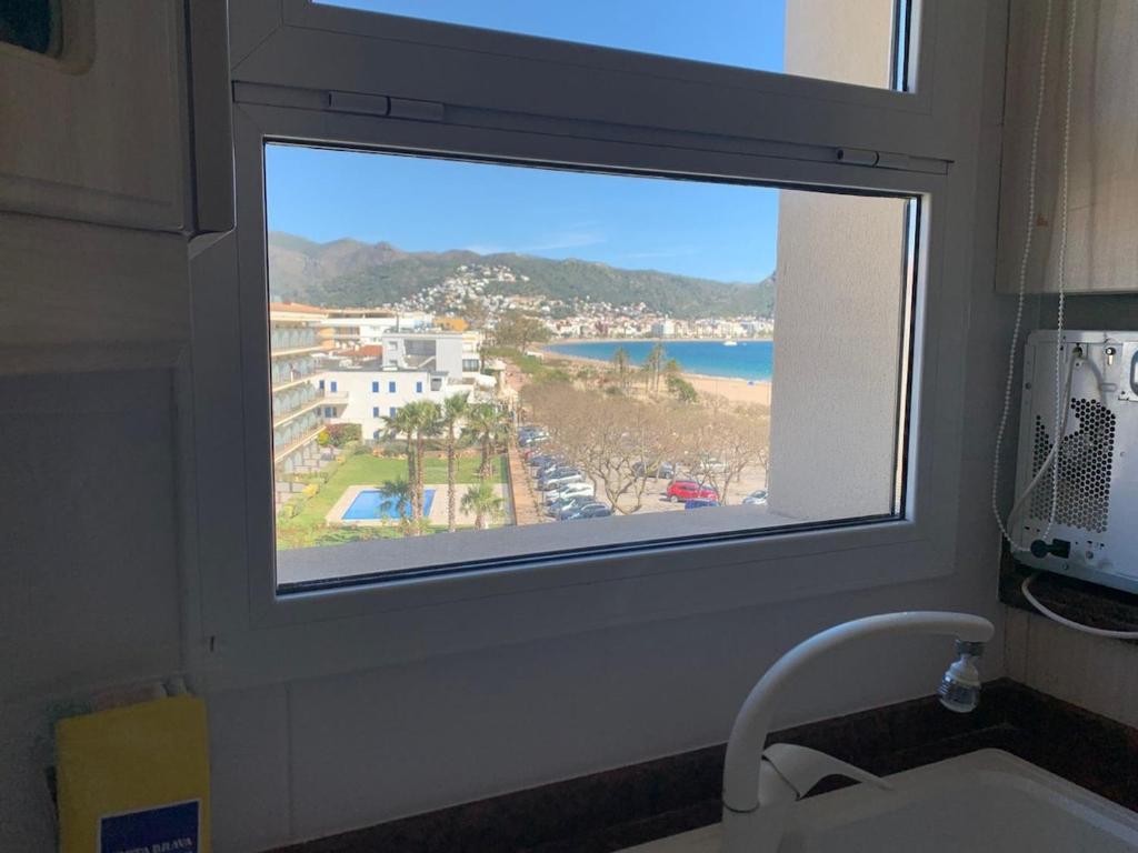 Beautiful ocean-view apartment in Roses - 4