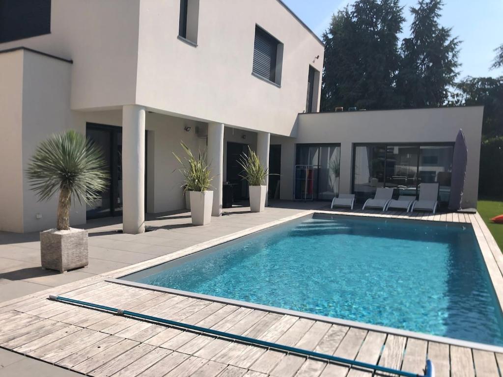 Villa-Metro-Tram-10pe-Pool-Air conditioning-Gym - 5