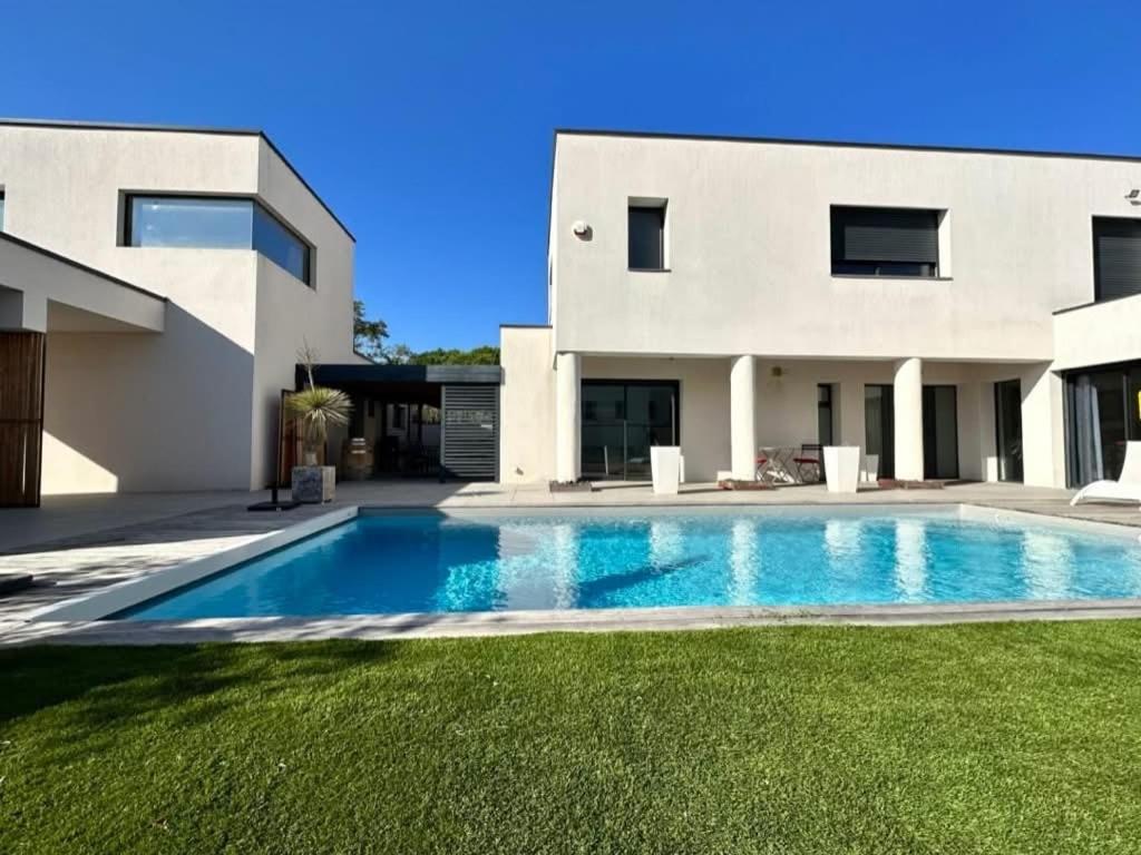 Villa-Metro-Tram-10pe-Pool-Air conditioning-Gym - 3