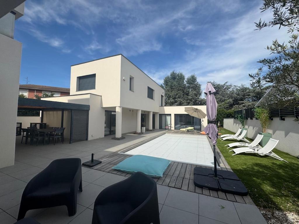 Villa-Metro-Tram-10pe-Pool-Air conditioning-Gym - 4