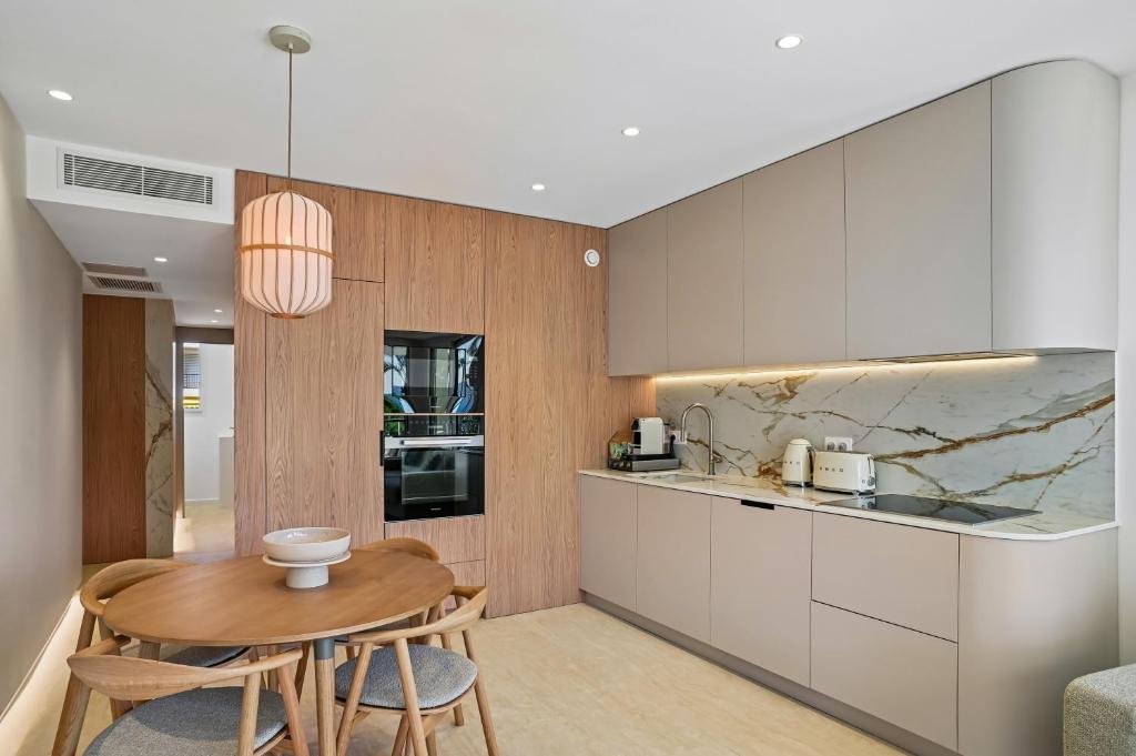 La Croisette Seafront - Terrace - 2BR Cannes - 4