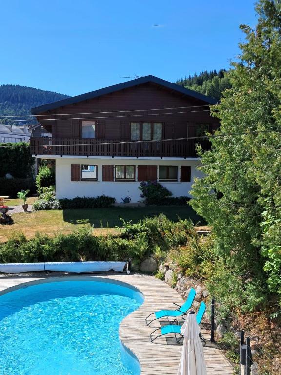 Chalet familial Gerardmer centre - salle de jeu - piscine partagée - 1