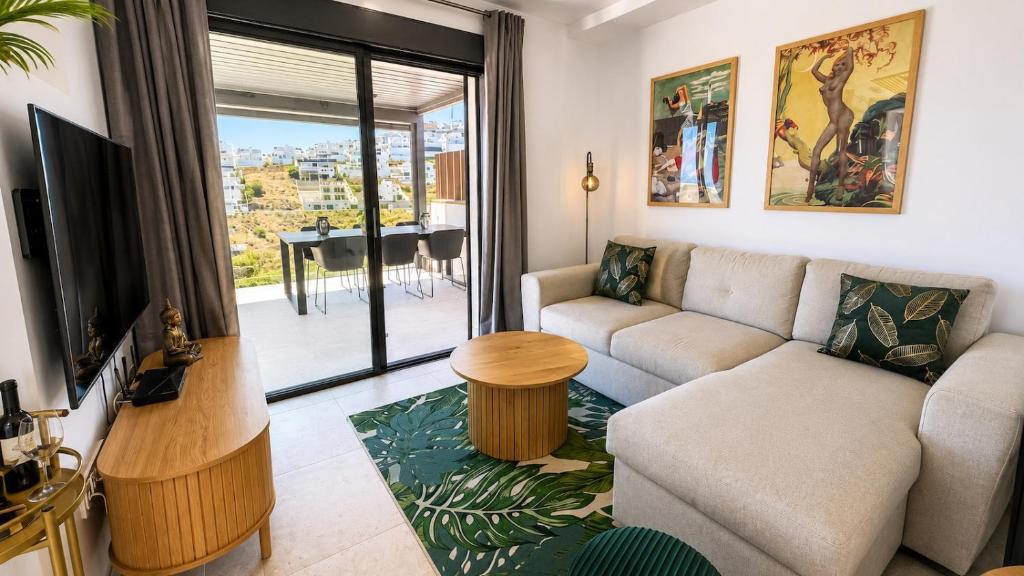 Modern House with Private Pool and Hot Tub - access to gym, sauna & wellness centre - 3