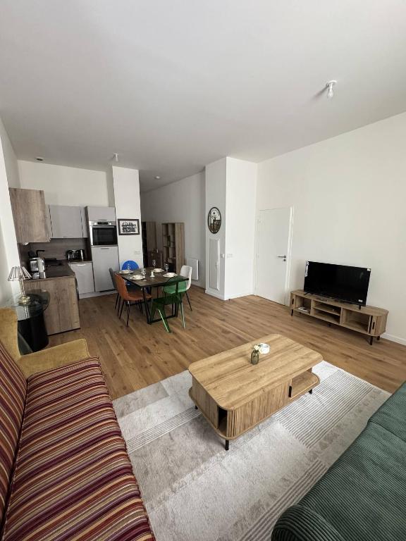 Elegant 2-Bedroom Apartment in the Heart of Paris - 4