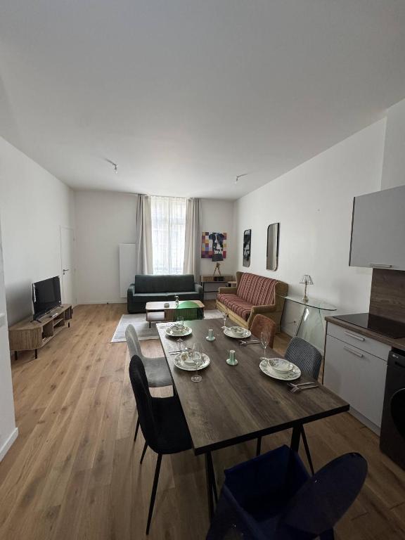 Elegant 2-Bedroom Apartment in the Heart of Paris - 5