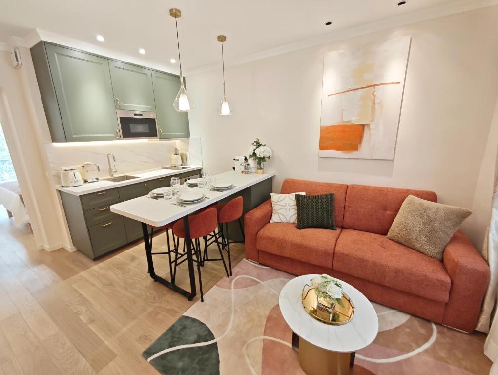 Elegant Bright Apt near Le Marais Bastille for 6 - 1
