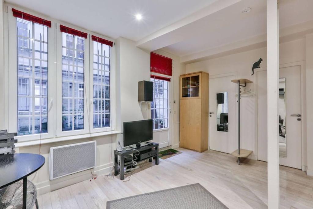 Charming 2 Bedroom Apartment in the Heart of Paris - 1