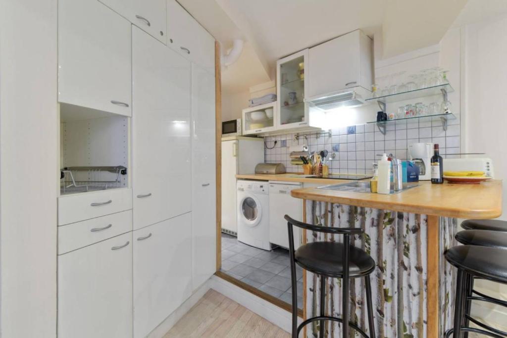 Charming 2 Bedroom Apartment in the Heart of Paris - 2