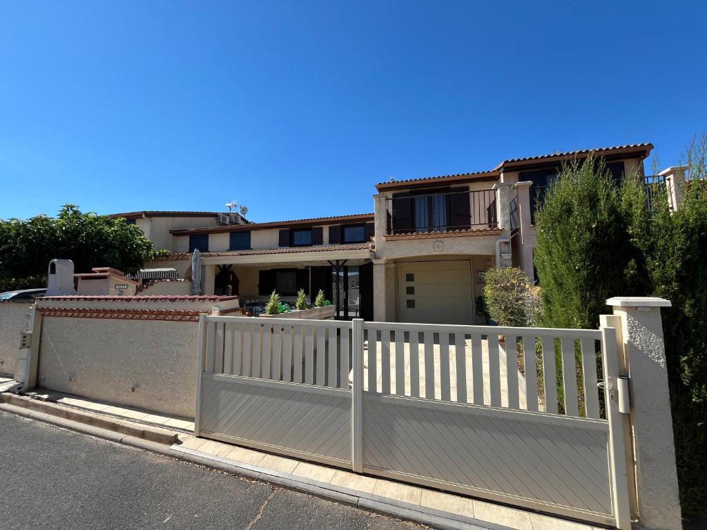 Domaine de vacances à 600m de la plage, belle villa climatisée 3 chambres, 5 couchages terrasse WIFI, accès payant pour les animations et piscines LRPDSE3 - 1