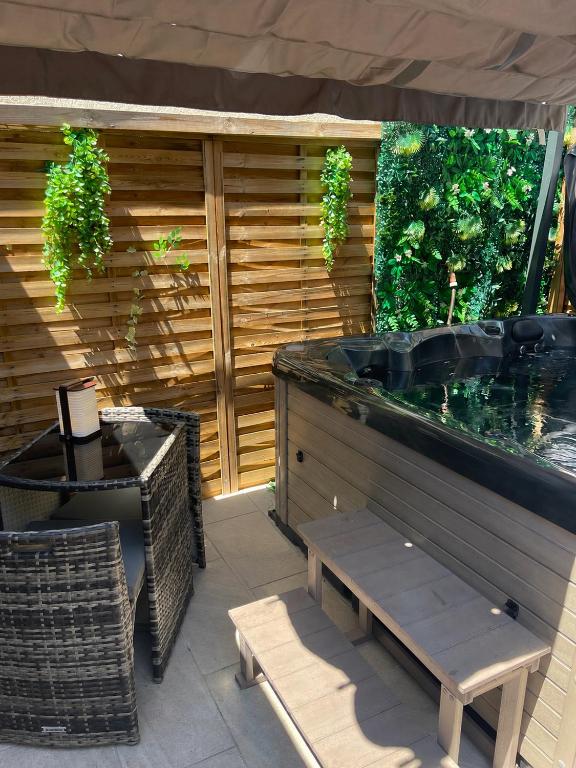 Cabane insolite avec jacuzzi - 3