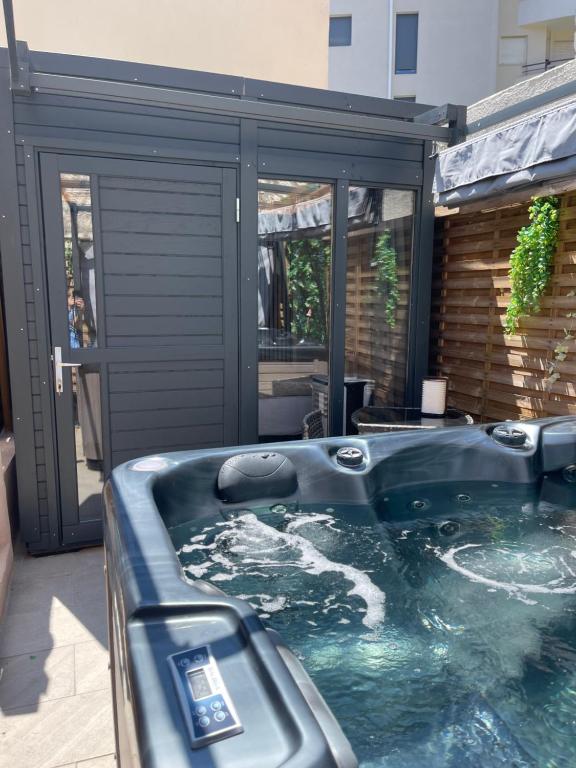 Cabane insolite avec jacuzzi - 5