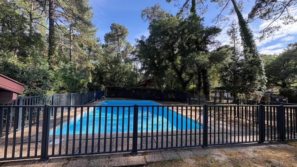 Appartement 61 metres carrés plus terrasse privée 85 mètres carrés donnant accés direct à la piscine - 2