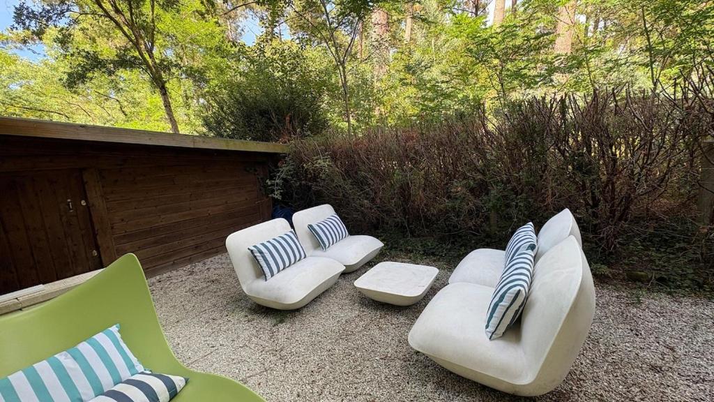 Appartement 61 metres carrés plus terrasse privée 85 mètres carrés donnant accés direct à la piscine - 5