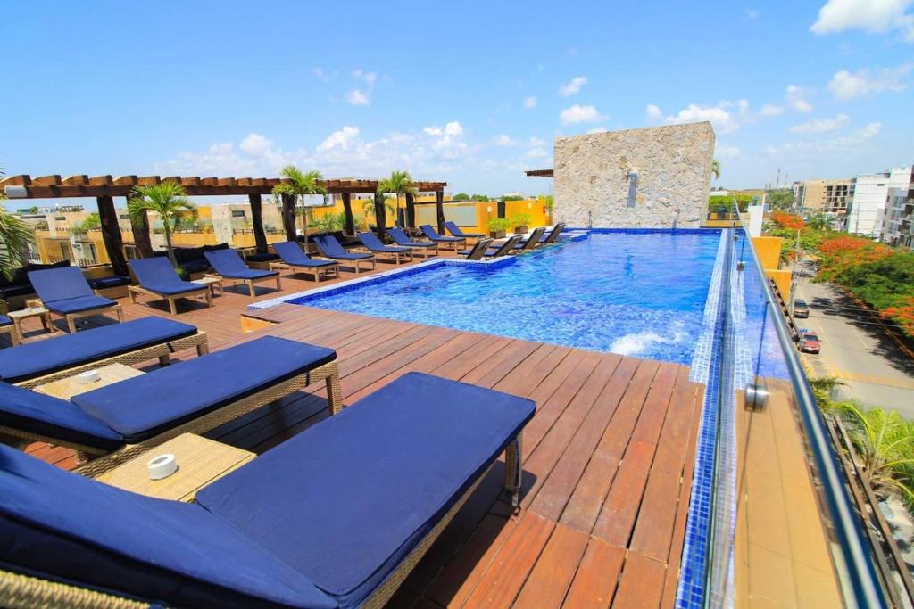 Lunada Bright Stay with Rooftop Amenities - 1