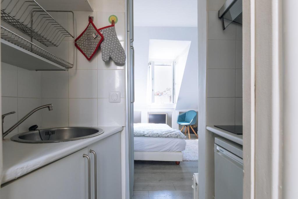 Very Central Studio Apartment for 2 in Paris - 2