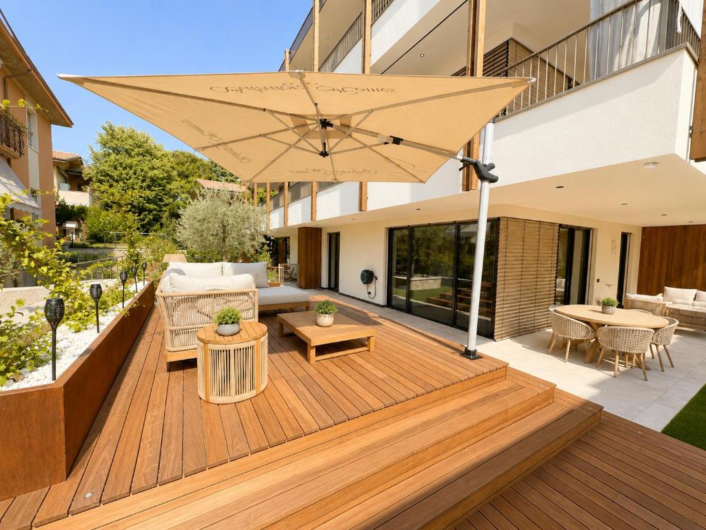 SalvatoreHomes - Casa Jasmina - Ultra Luxury Apartment in the Heart of Bardolino with Dream Garden & Direct Infinity Pool Access - 4