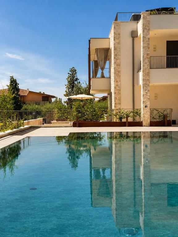 SalvatoreHomes - Casa Jasmina - Ultra Luxury Apartment in the Heart of Bardolino with Dream Garden & Direct Infinity Pool Access - 2