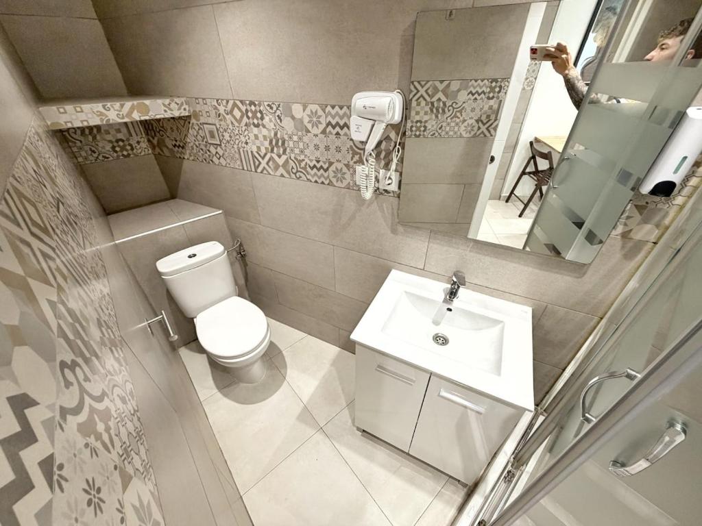 Suites nuevas con baño privado frente al metro st MWC Barcelona-FIRA - 5