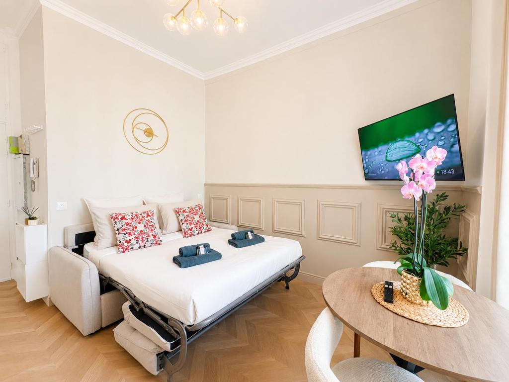 Seabnb - Elegantia Collection - AC - Central Luxury - Walk Everywhere - 4
