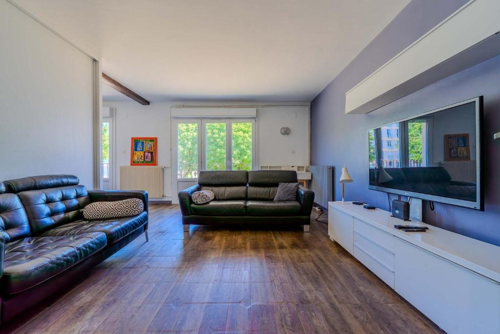 90m Apartment - Sleeps 6 - Balcony - Free Parking - Walk to City Centre - 1
