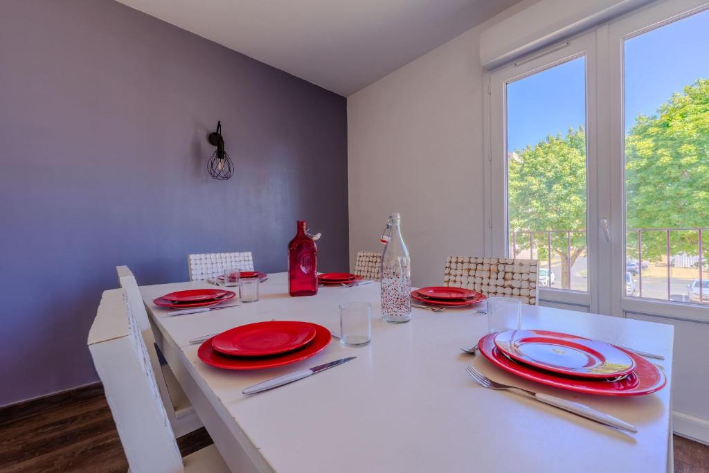 90m Apartment - Sleeps 6 - Balcony - Free Parking - Walk to City Centre - 3