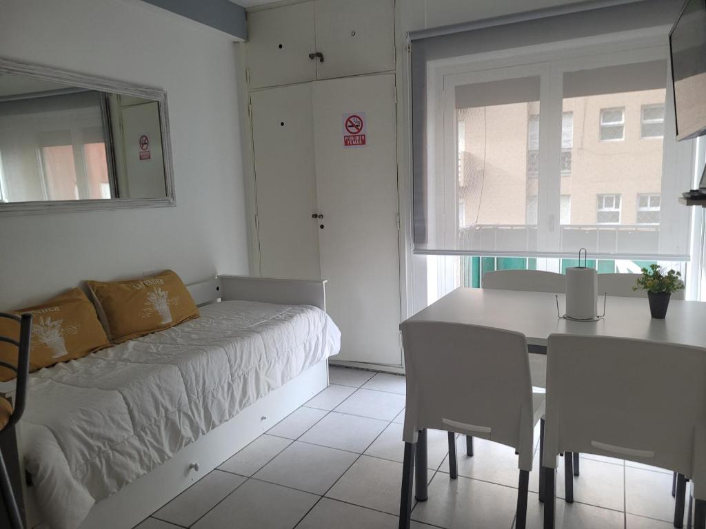 Mardel centrico con balcon a la calle - 5