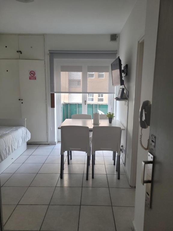Mardel centrico con balcon a la calle - 2