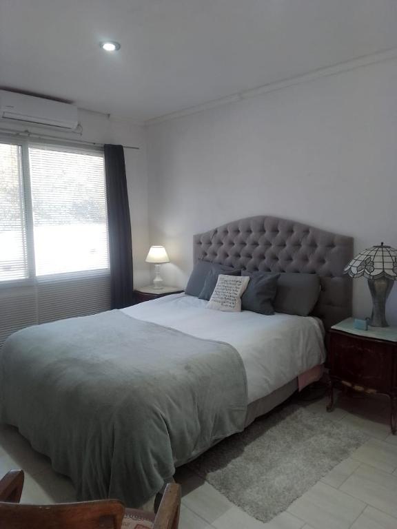Dormitorio baño privado y cochera Salta - 1