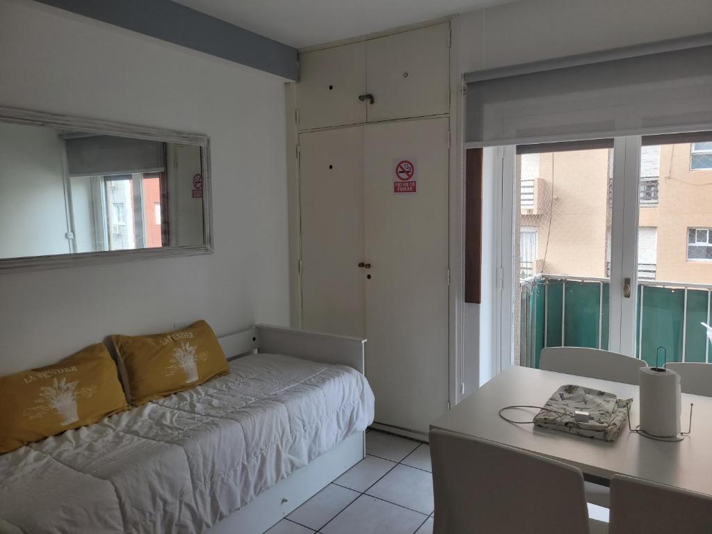 Mardel centrico con balcon a la calle - 4