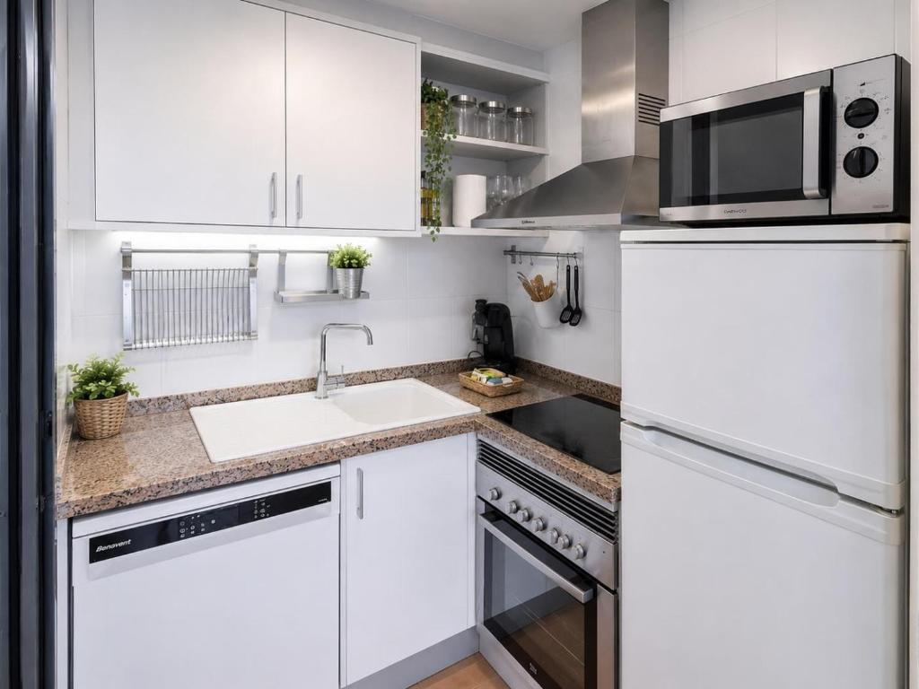 Apartamento con Terraza, Piscinas, Gym y Parking - 3
