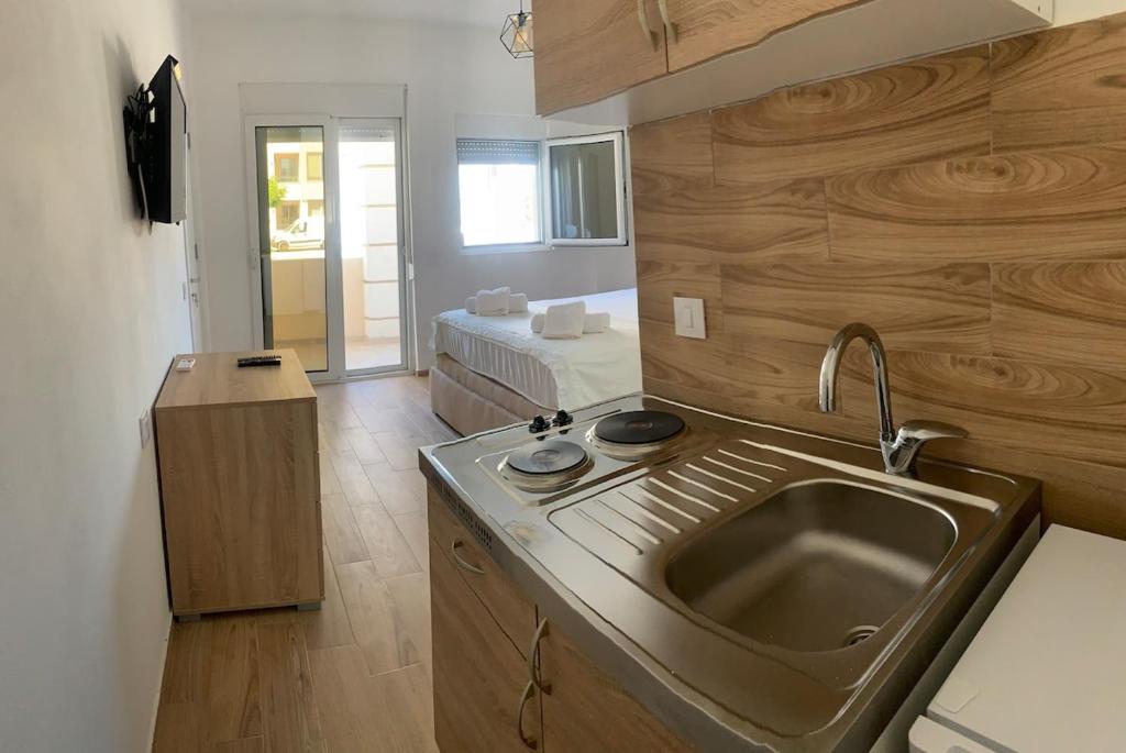 Welcoming 2-bedrooms with free parking on premises - 4