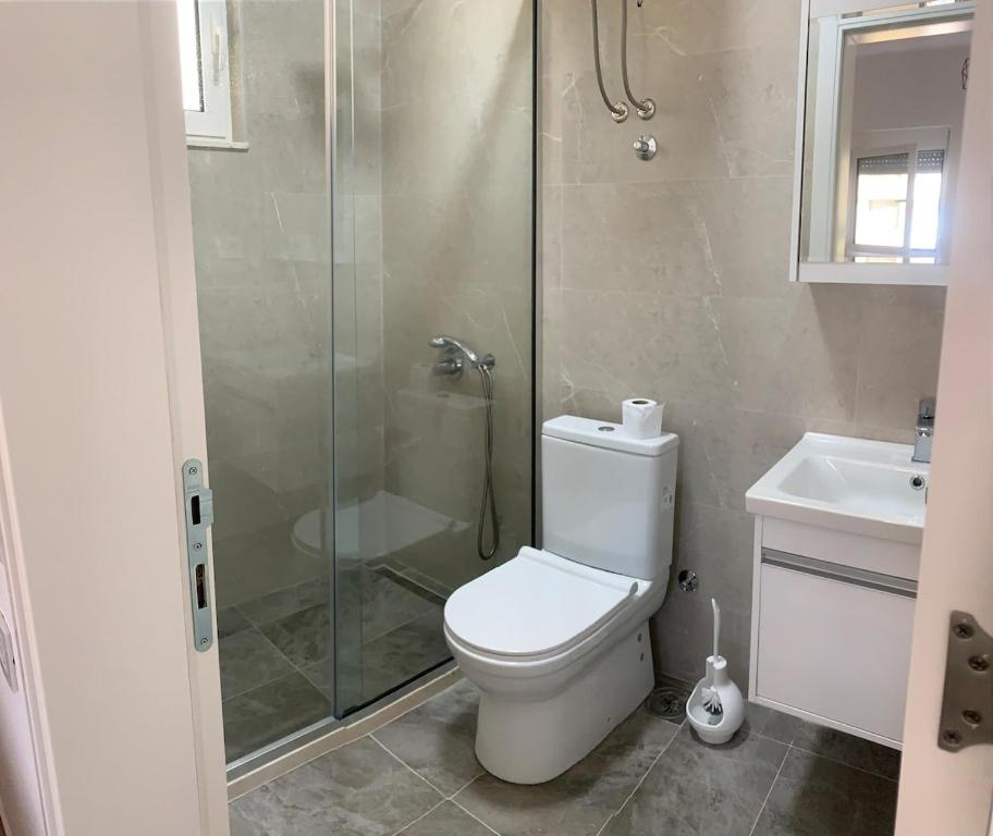 Welcoming 2-bedrooms with free parking on premises - 5