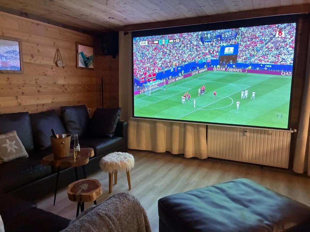 Catered chalet ideal location centre of Alpe d'Huez - 4 en-suite bedrooms - sauna - private home cinema - 10 people - 2