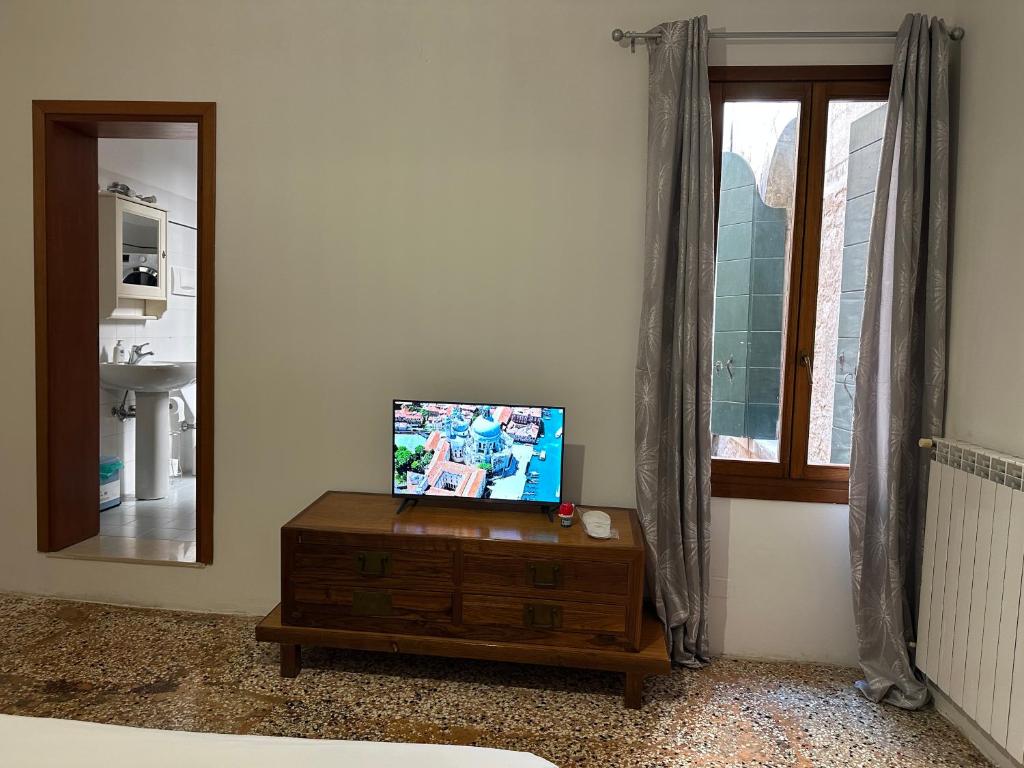 Golden Venezia Guest Rooms - 3
