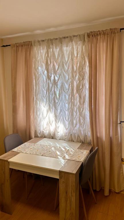 Golden Lily - Pet Friendly Apartment - 2