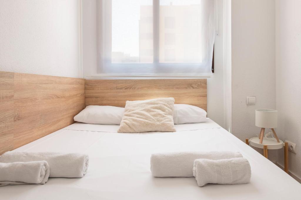 Apartamento Moderno Renovado con Piscina, Gym & Parking – Aeropuerto, IFEMA / Metropolitano by beBalmy - 4